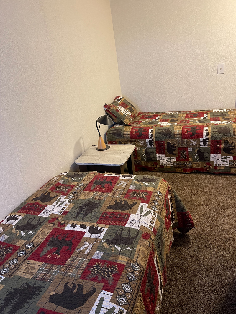 picture of bedroom with 2 twin size beds